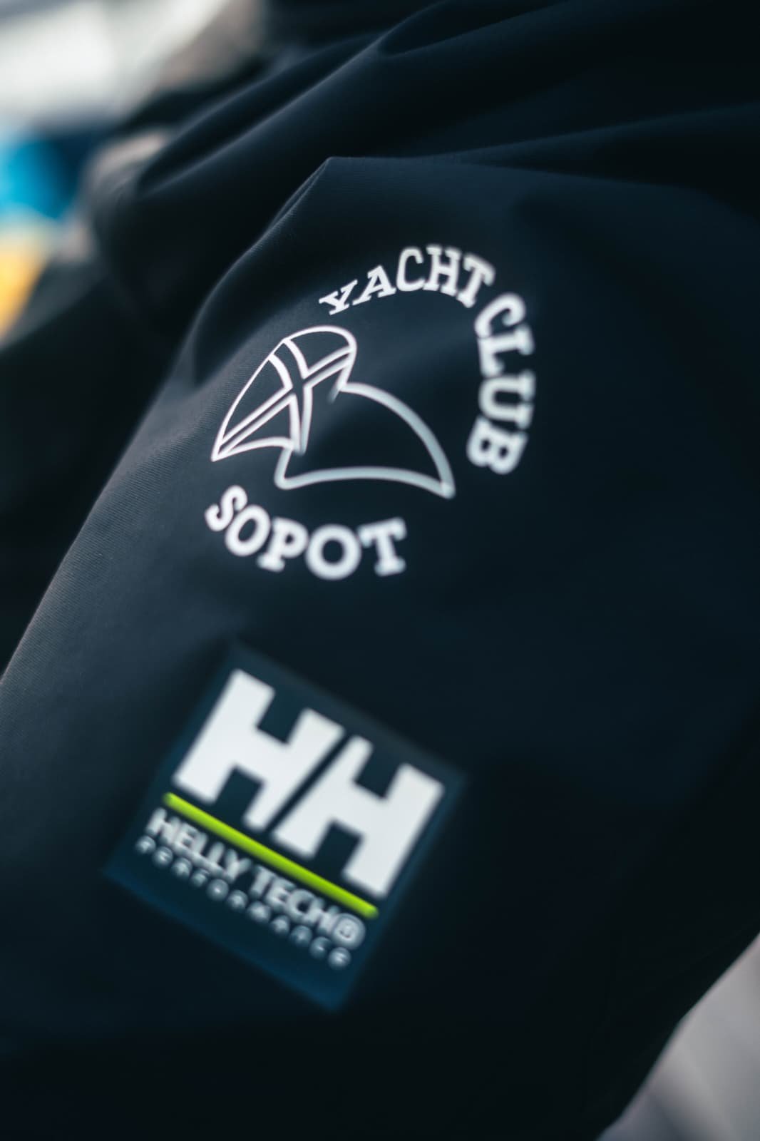 Logotyp partnera na odzieży załogi Yacht Club Sopot