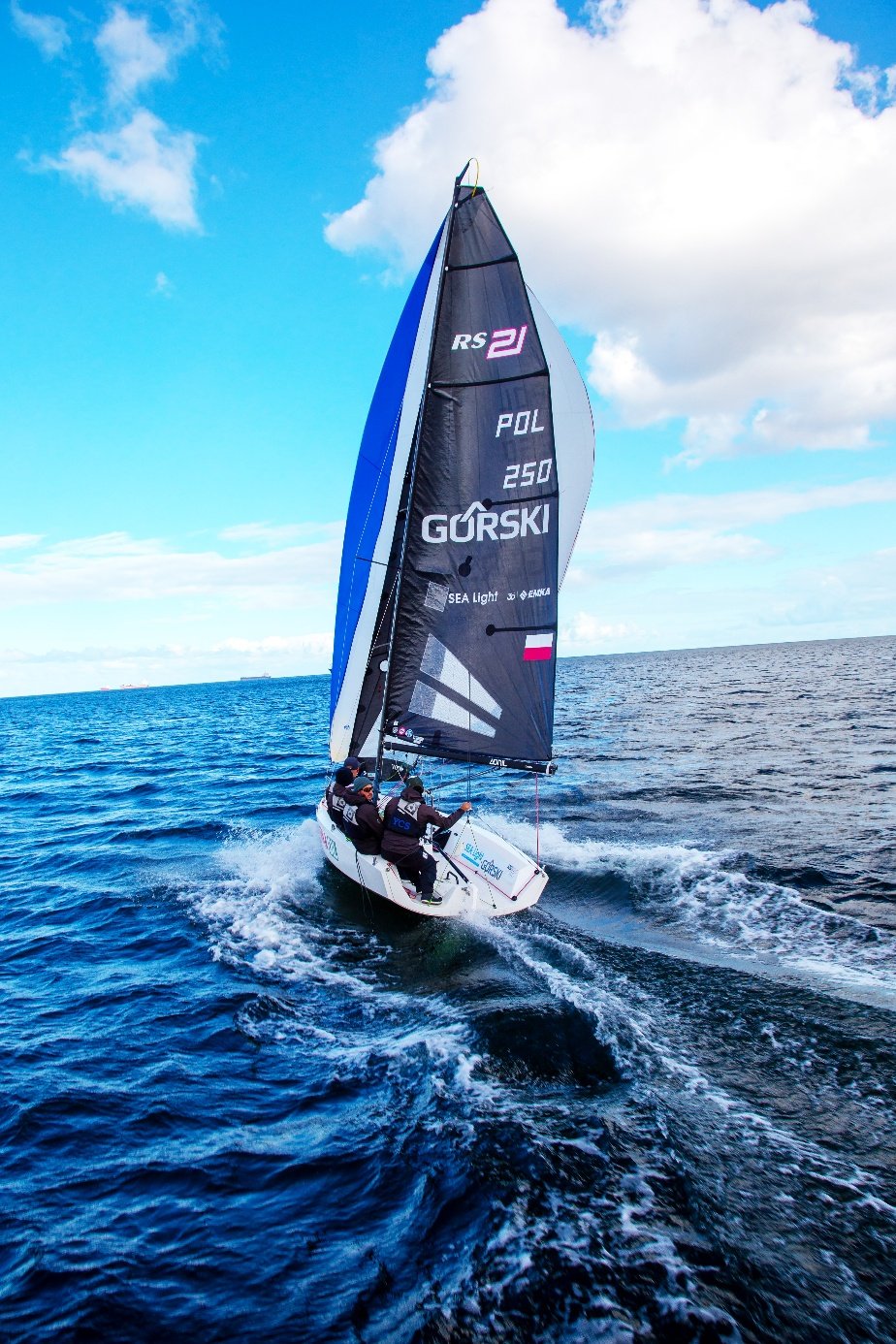 RS21 pod spinakerem